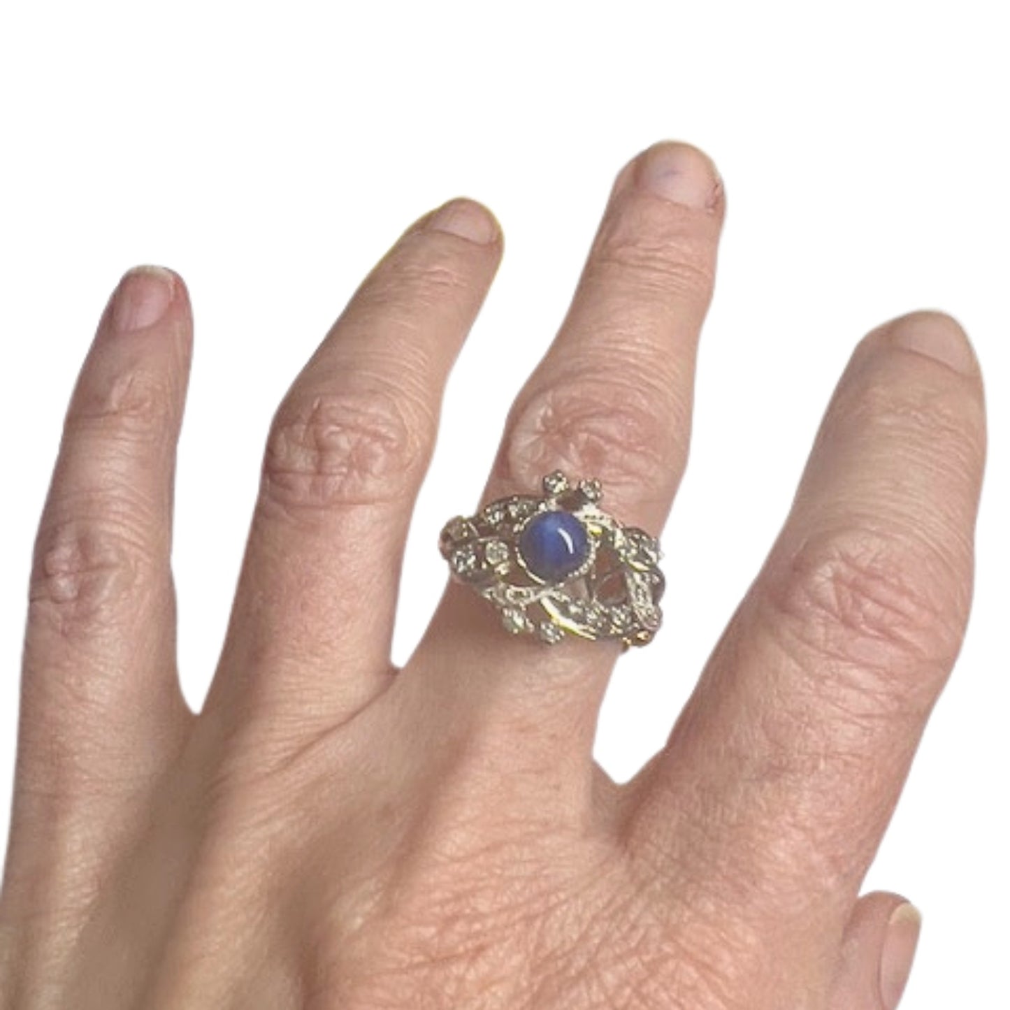 SORTIJA DISEÑO ART DECO ÉPOCA 1930 de ORO 18 kts y PLATINO con DIAMANTES y ZAFIRO SINTETICO