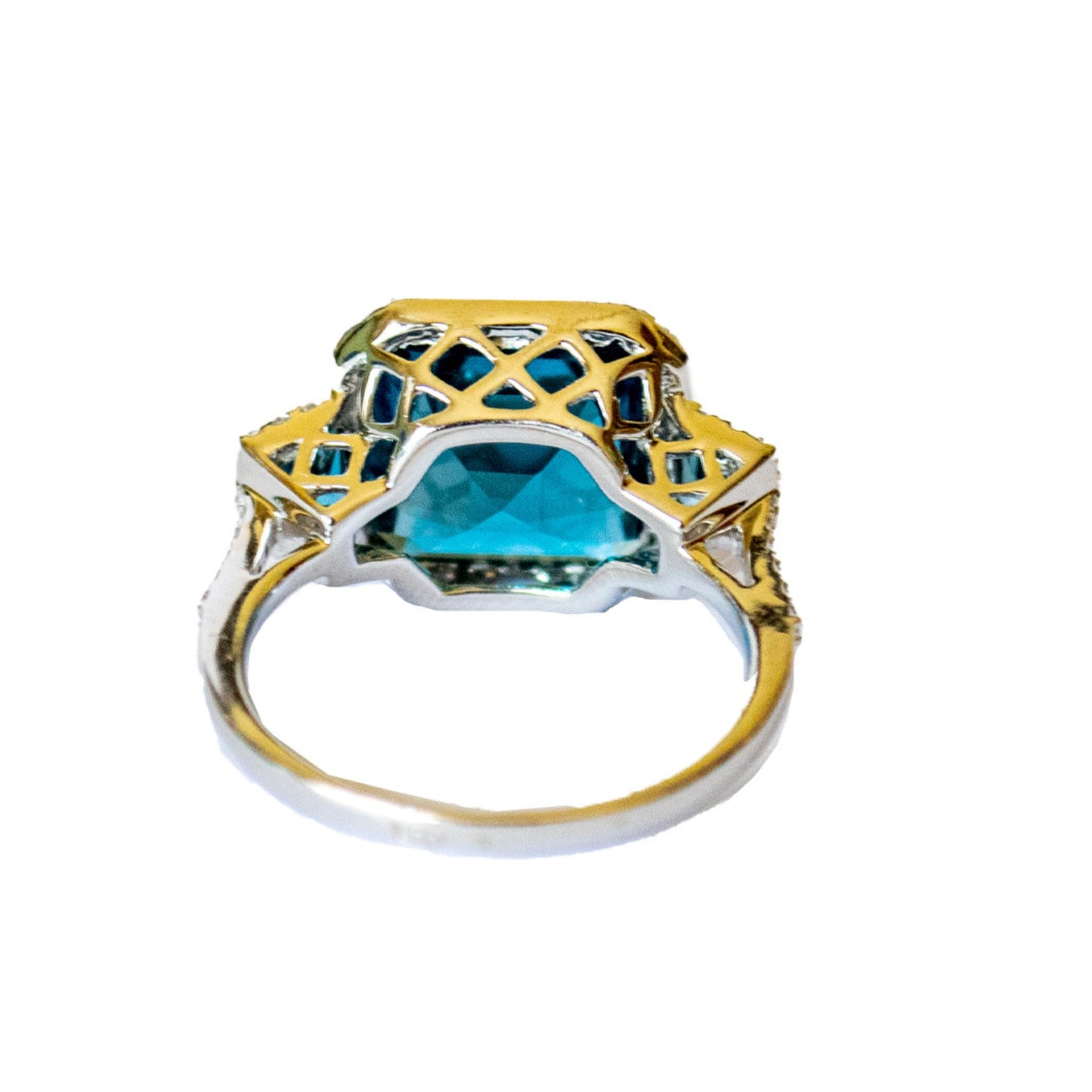 SORTIJA DISEÑO CONTEMPORÁNEO SIGLO XX de ORO 18 kts con DIAMANTES, TOPACIO y ESMERALDA