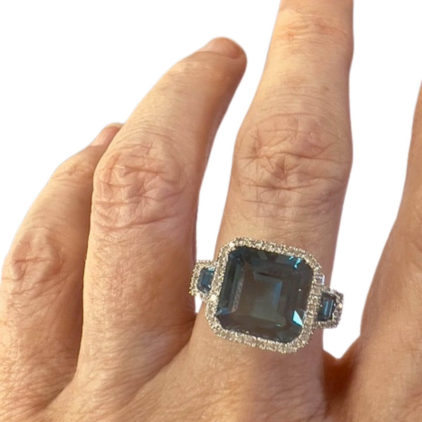 SORTIJA DISEÑO CONTEMPORÁNEO SIGLO XX de ORO 18 kts con DIAMANTES, TOPACIO y ESMERALDA