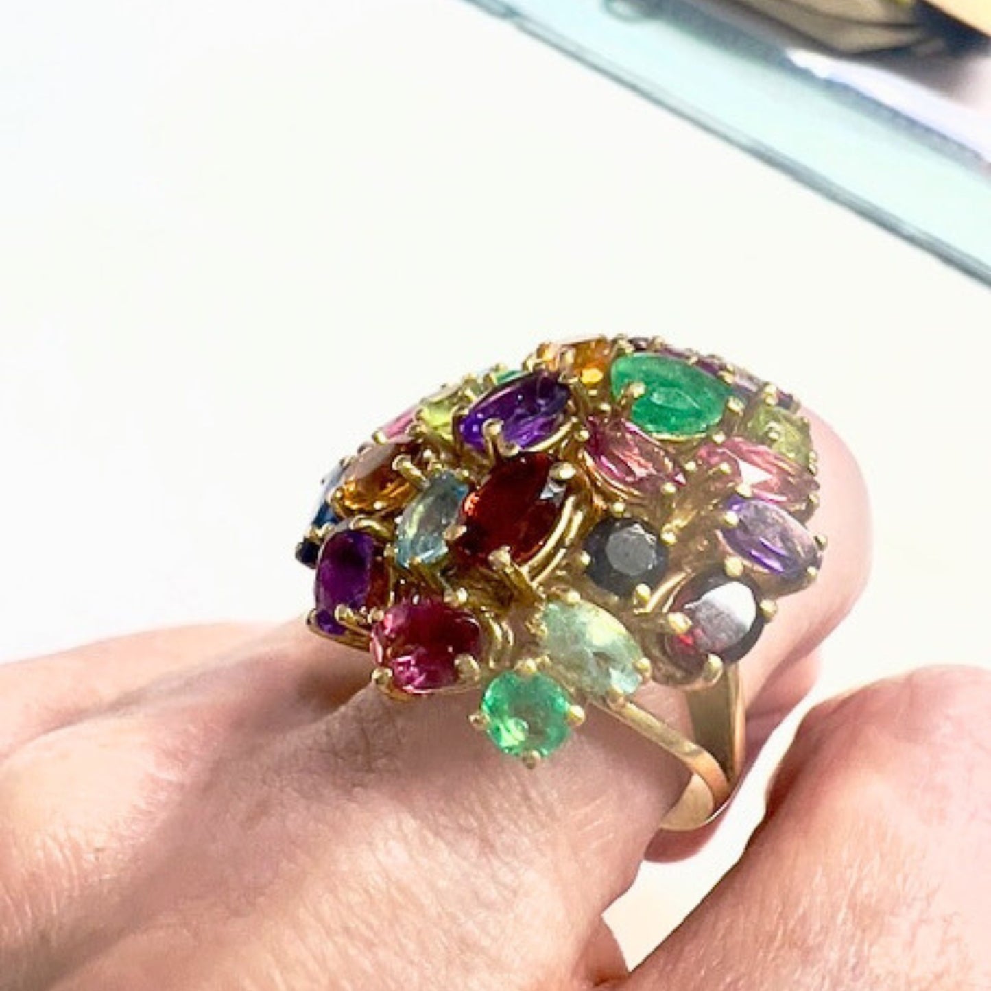 SORTIJA DISEÑO CONTEMPORÁNEO de ORO 18 kts con AGUAMARINA Y VARIAS GEMAS