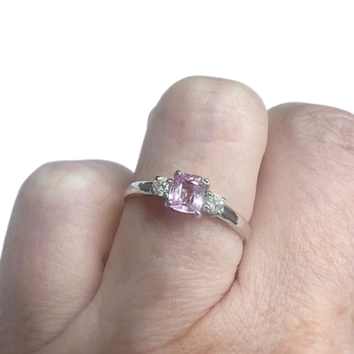 SORTIJA DISEÑO CONTEMPORÁNEO SIGLO XXI de ORO BLANCO 18 kts con DIAMANTES y ZAFIRO FANTASIA ROSA