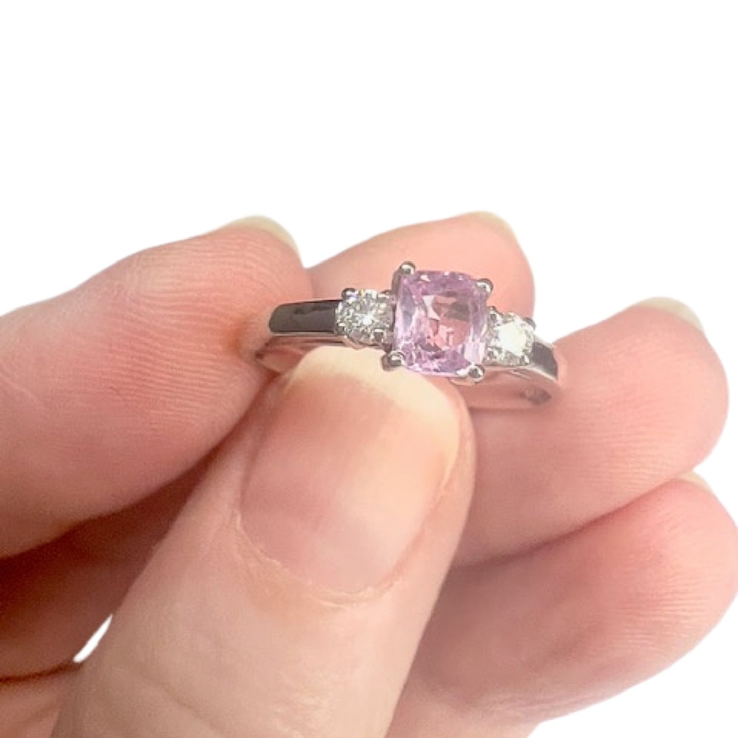 SORTIJA DISEÑO CONTEMPORÁNEO SIGLO XXI de ORO BLANCO 18 kts con DIAMANTES y ZAFIRO FANTASIA ROSA