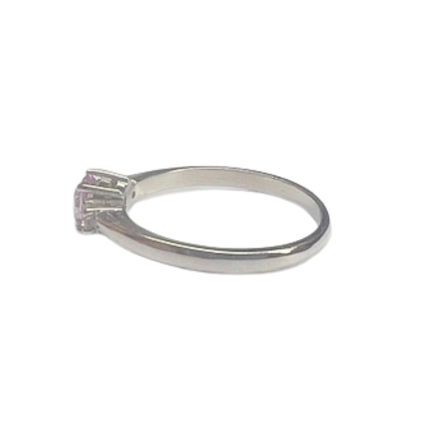 SORTIJA DISEÑO CONTEMPORÁNEO SIGLO XXI de ORO BLANCO 18 kts con DIAMANTES y ZAFIRO FANTASIA ROSA