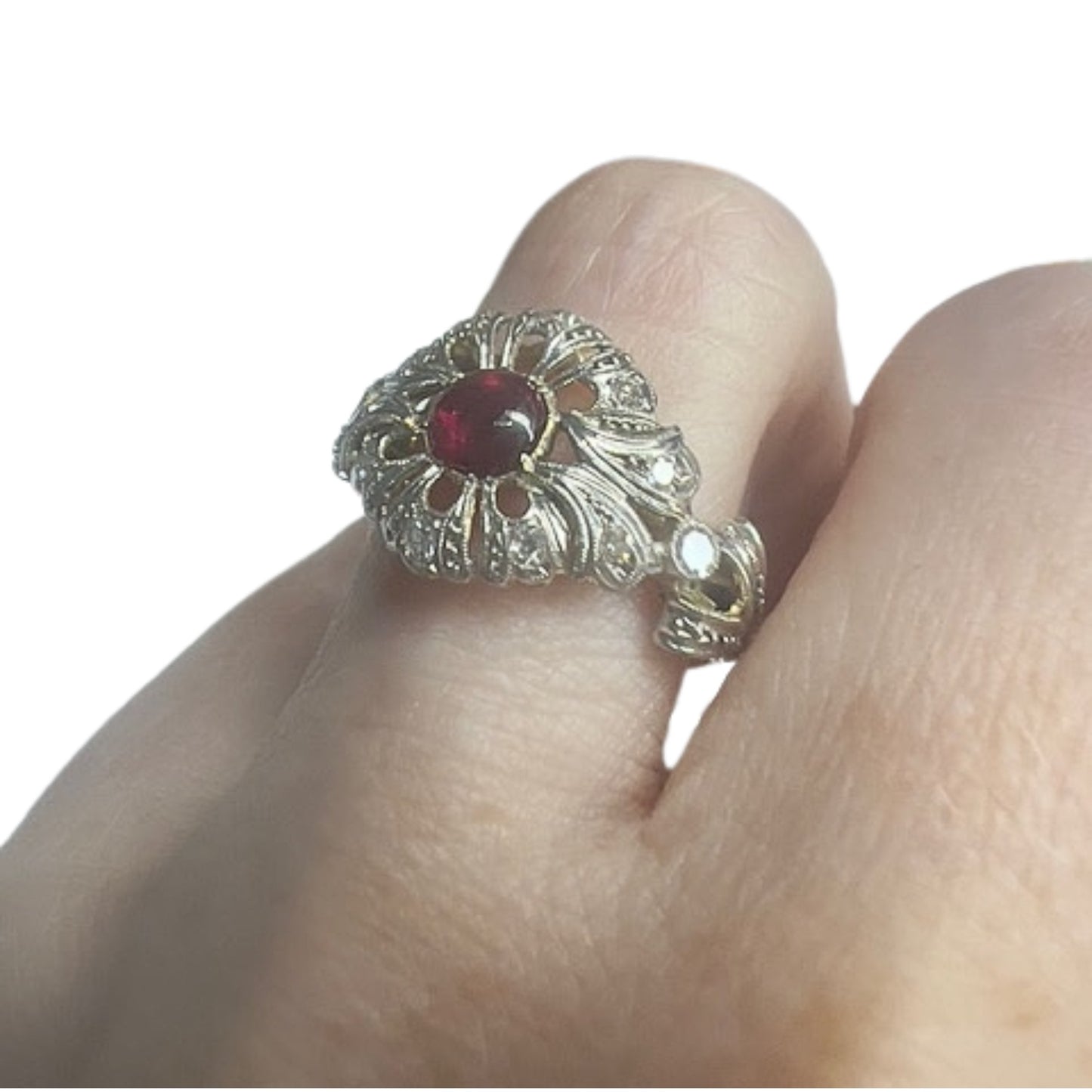 SORTIJA ART DECO ÉPOCA 1930 de ORO 18 kts y PLATINO con DIAMANTES y CABULLON RUBI