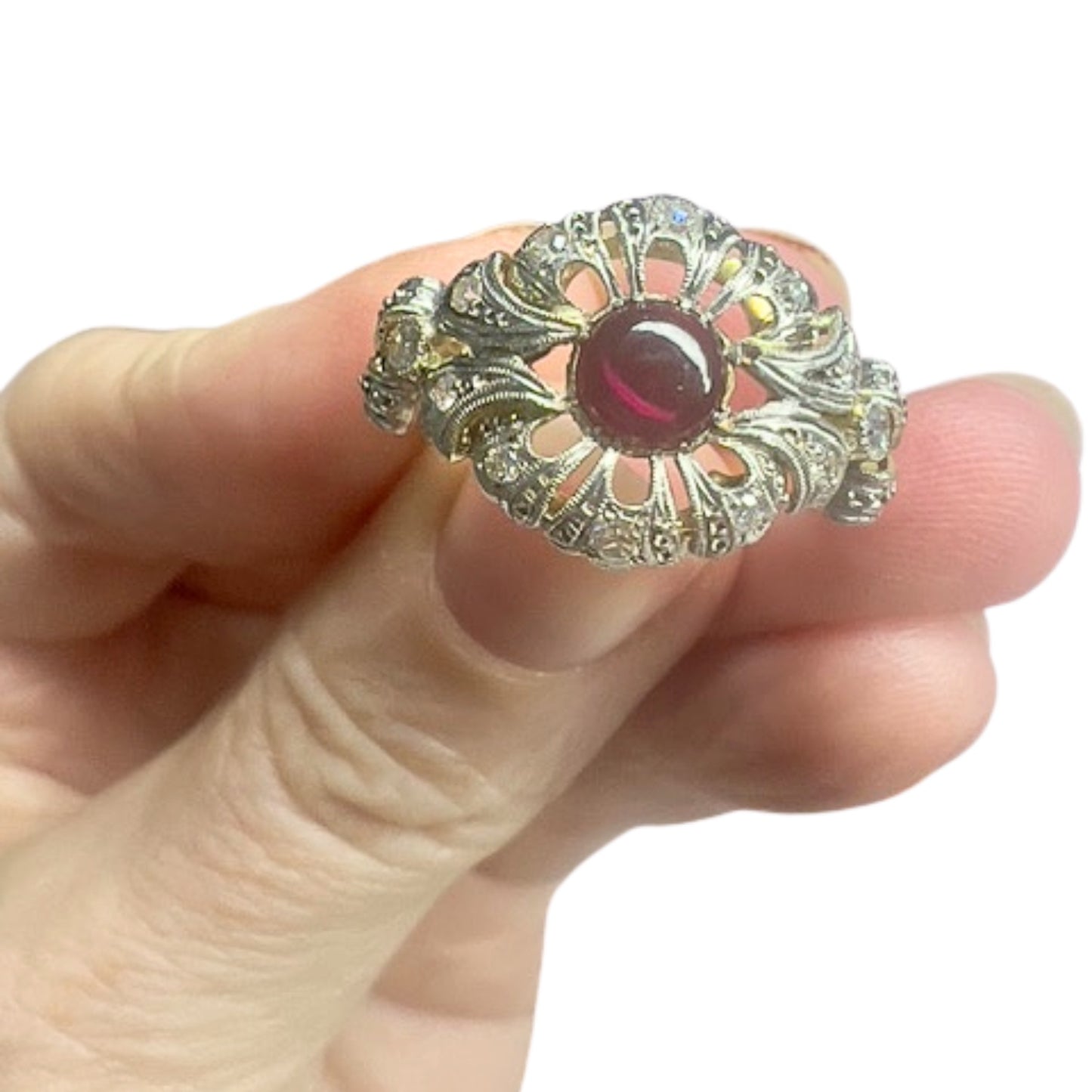 SORTIJA ART DECO ÉPOCA 1930 de ORO 18 kts y PLATINO con DIAMANTES y CABULLON RUBI