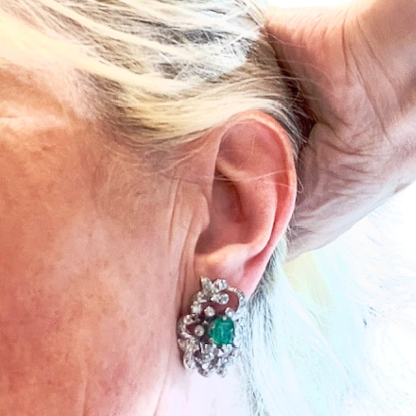 PENDIENTES DISEÑO RETRO ÉPOCA 1940-1950 de ORO 18 kts con DIAMANTES y ESMERALDA