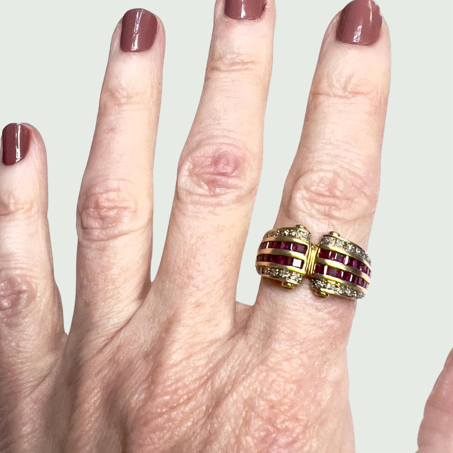 SORTIJA CONTEMPORÁNEA ESTILO RETRO de ORO 18 kts con DIAMANTES y RUBIES
