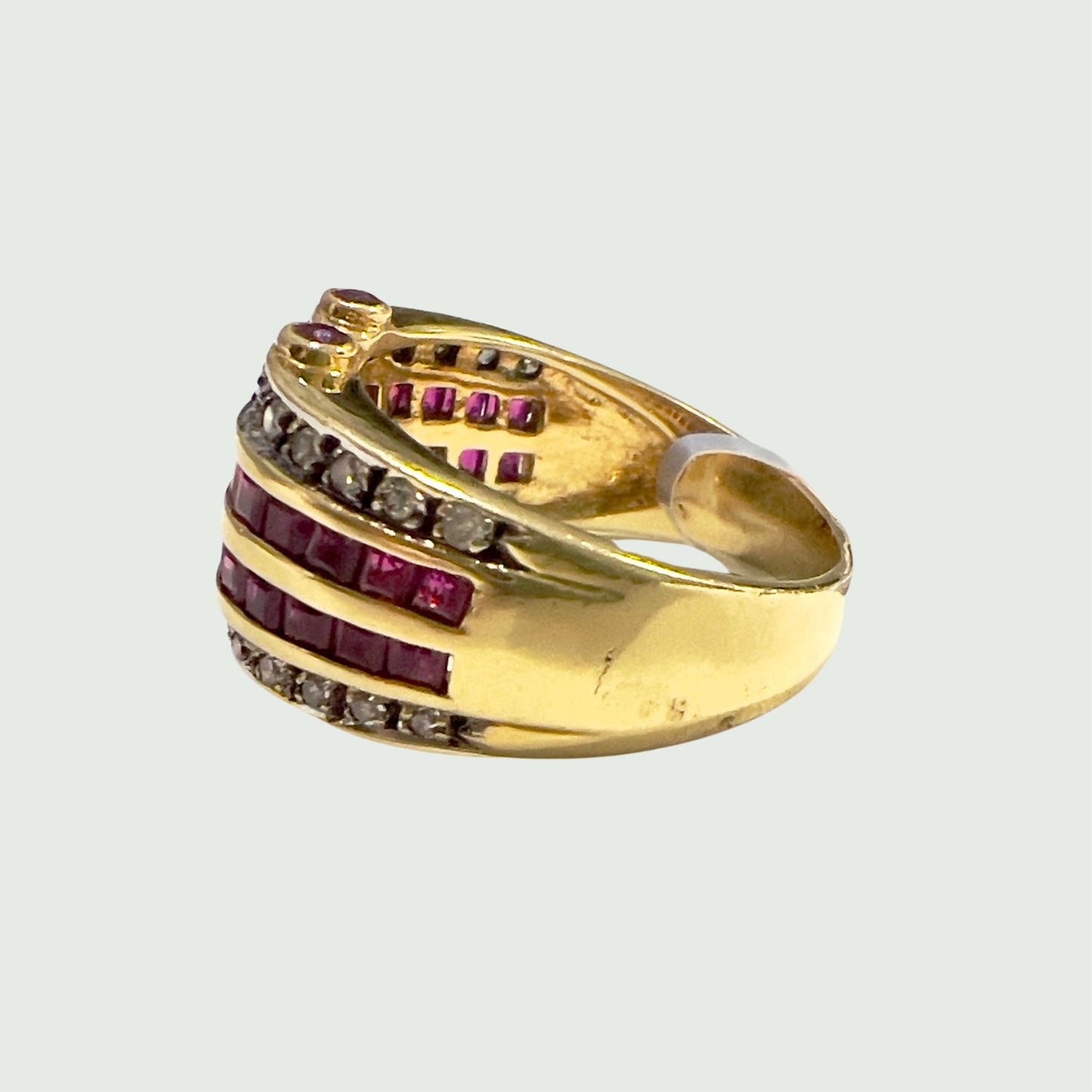 SORTIJA CONTEMPORÁNEA ESTILO RETRO de ORO 18 kts con DIAMANTES y RUBIES