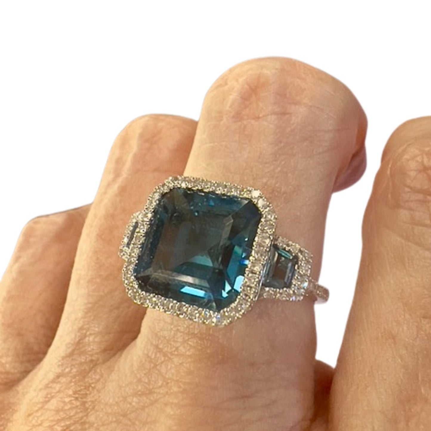 SORTIJA DISEÑO CONTEMPORÁNEO SIGLO XX de ORO 18 kts con DIAMANTES, TOPACIO y ESMERALDA