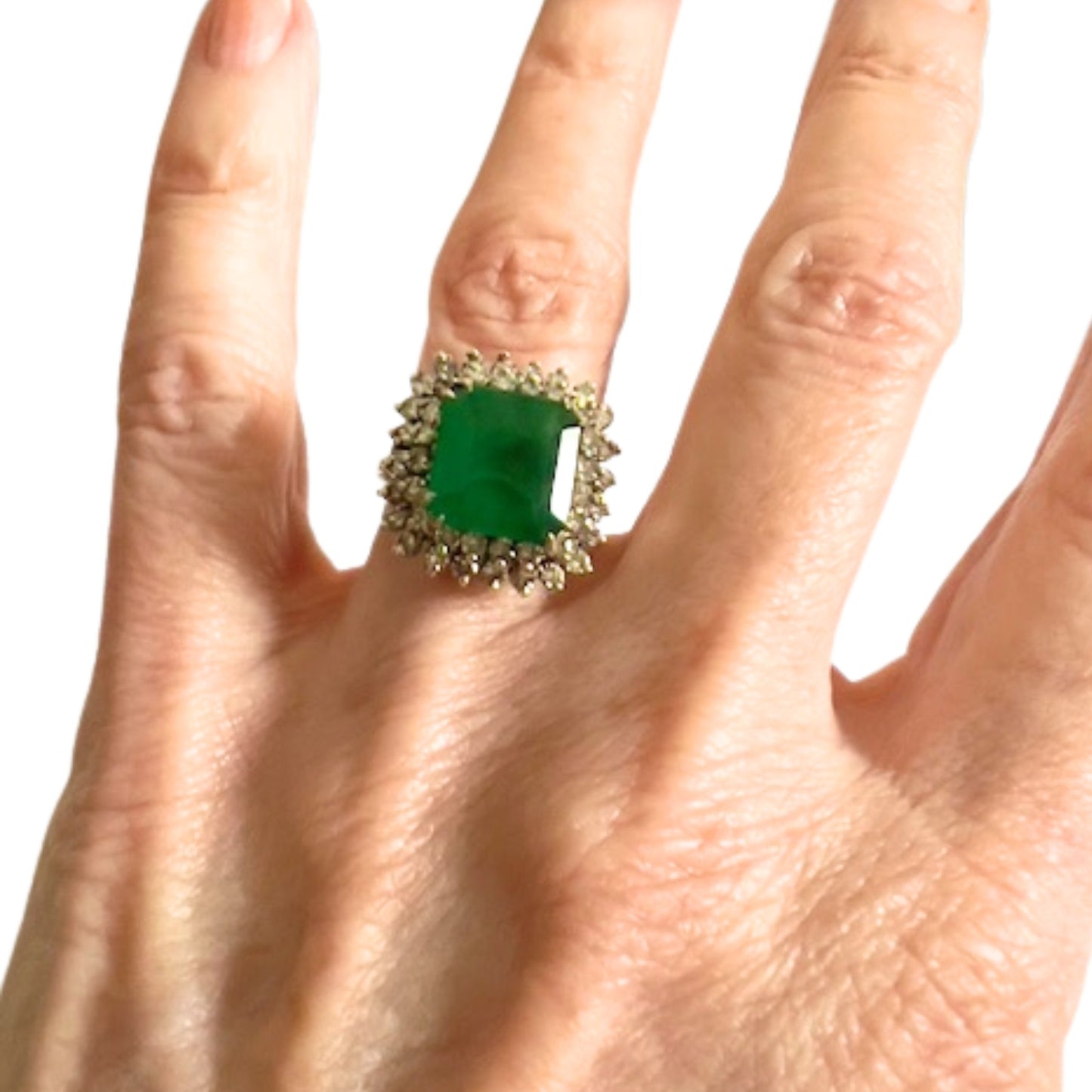 SORTIJA ESTILO RETRO ÉPOCA 1945  de ORO 18 kts con DIAMANTES 0.92 ct y ESMERALDA