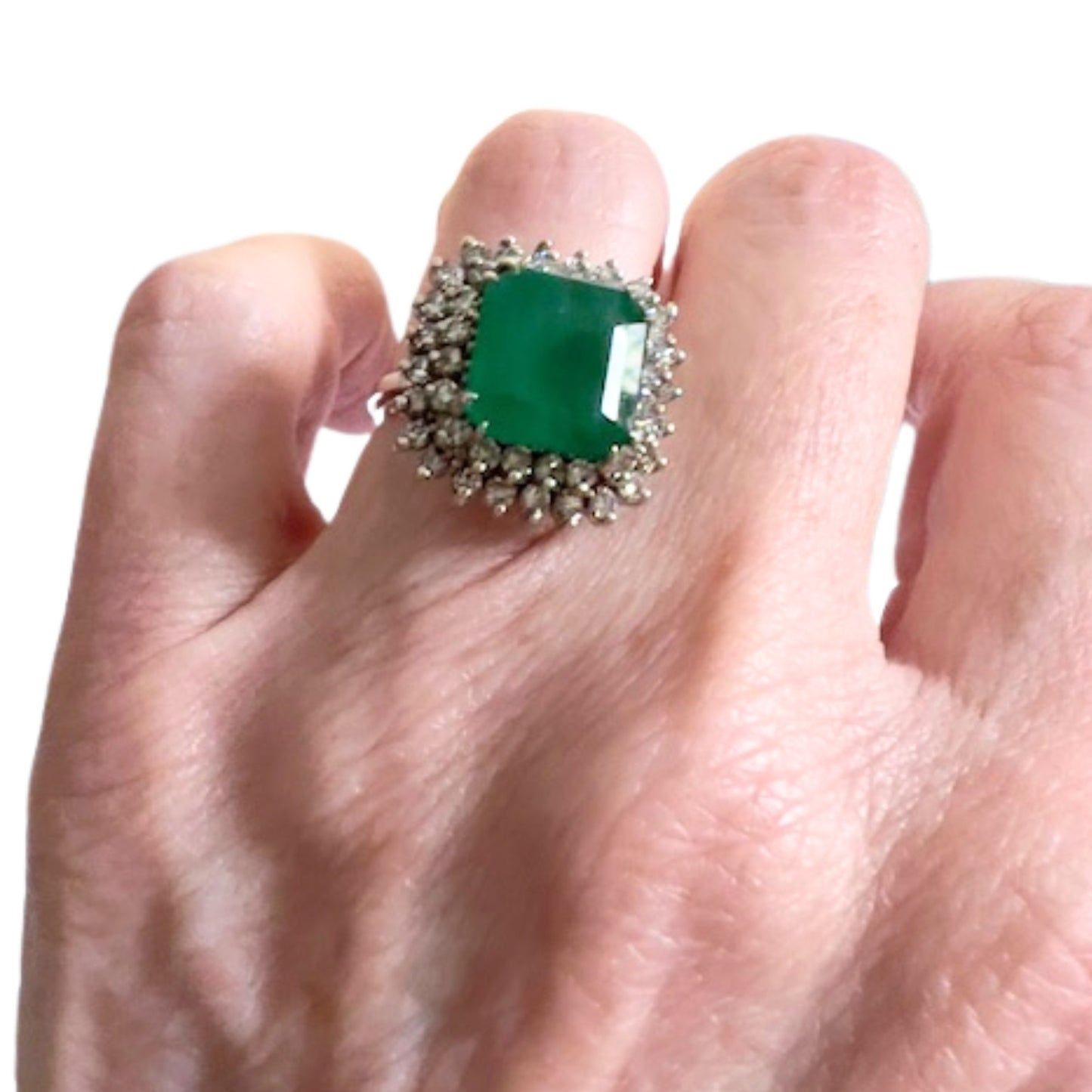 SORTIJA ESTILO RETRO ÉPOCA 1945  de ORO 18 kts con DIAMANTES 0.92 ct y ESMERALDA