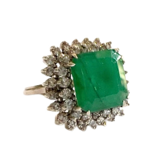 SORTIJA ESTILO RETRO ÉPOCA 1945  de ORO 18 kts con DIAMANTES 0.92 ct y ESMERALDA