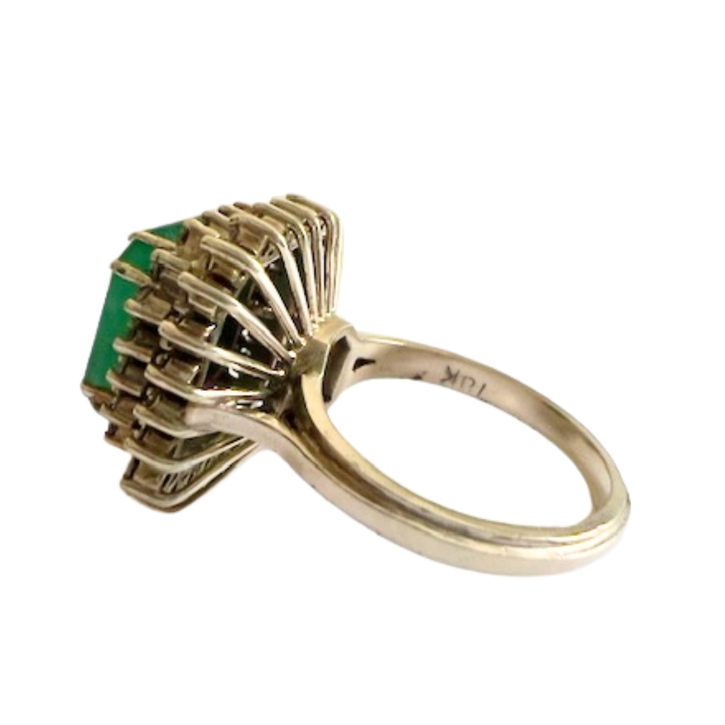 SORTIJA ESTILO RETRO ÉPOCA 1945  de ORO 18 kts con DIAMANTES 0.92 ct y ESMERALDA