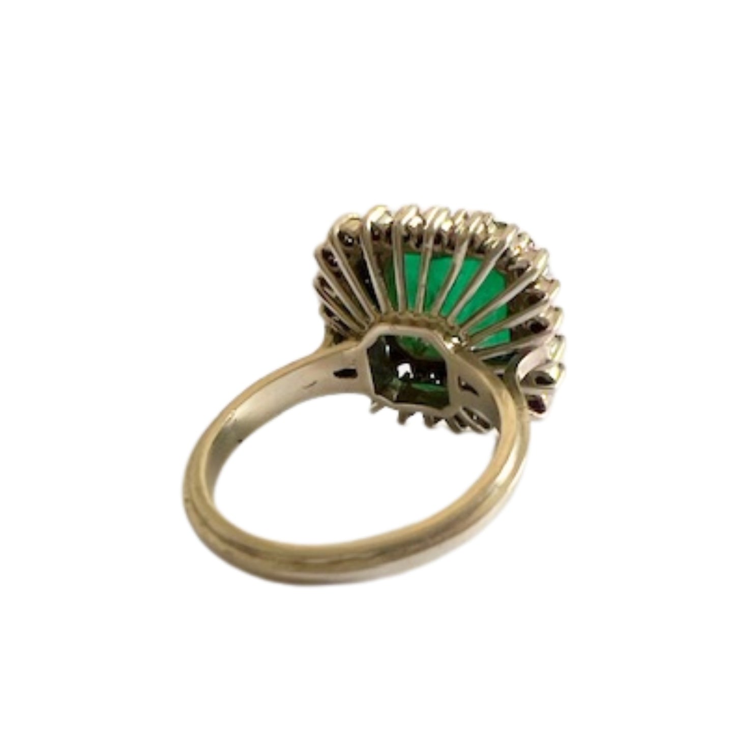 SORTIJA ESTILO RETRO ÉPOCA 1945  de ORO 18 kts con DIAMANTES 0.92 ct y ESMERALDA