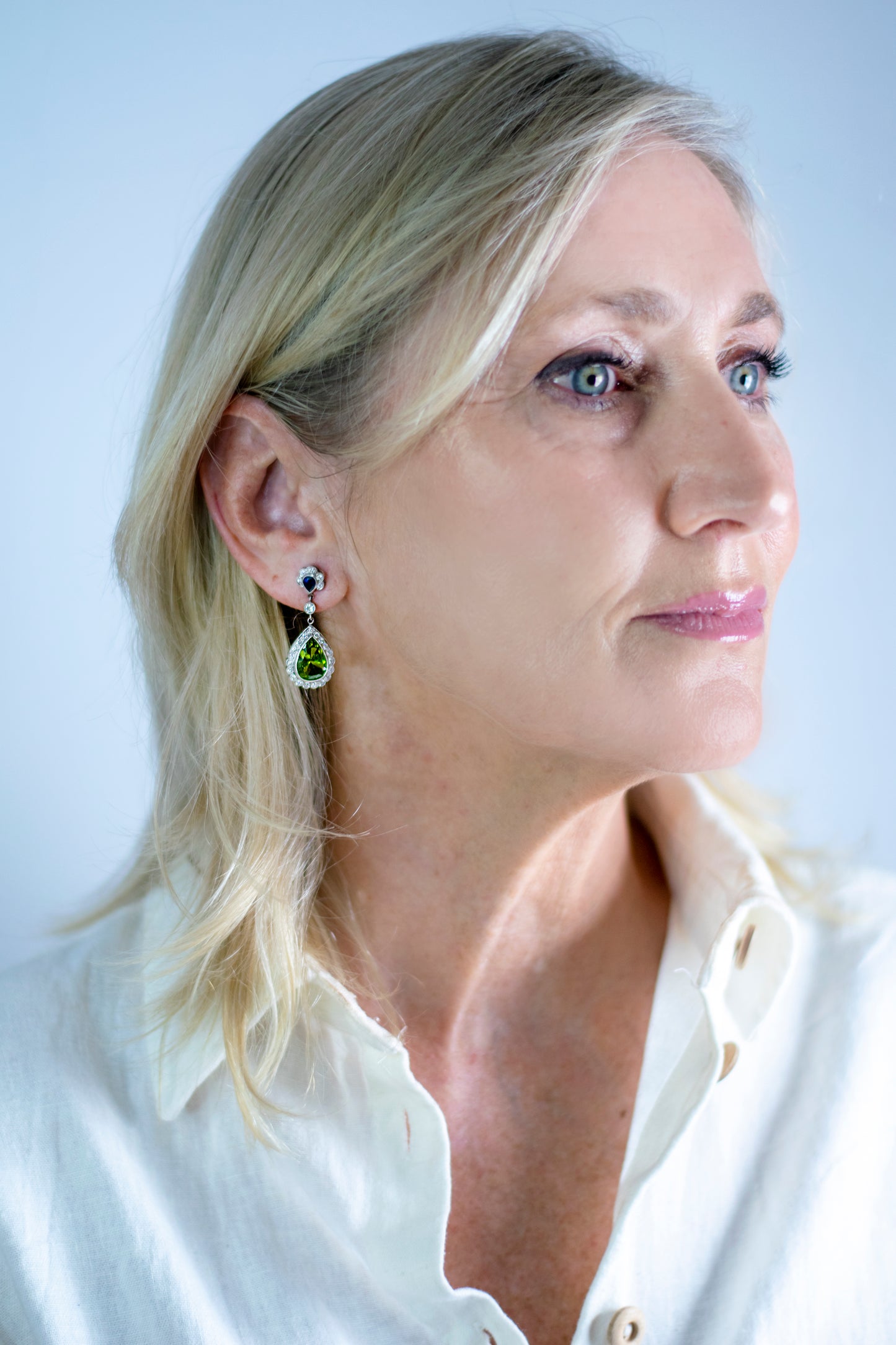 PENDIENTES ESTILO ART DECO de PLATINO 950 kts con DIAMANTES, ZAFIROS y PERIDOTOS