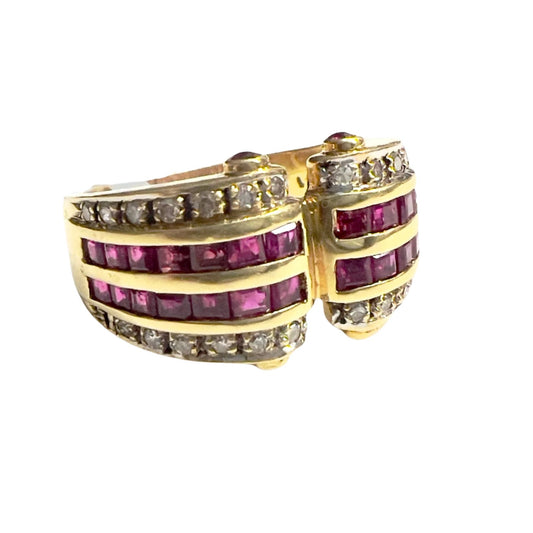 SORTIJA CONTEMPORÁNEA ESTILO RETRO de ORO 18 kts con DIAMANTES y RUBIES